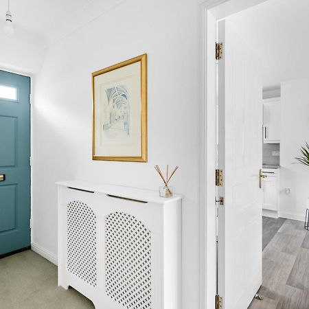 Luxurious 3 Bed House With Free Parking, Close To The Train Station & Town Braintree Bagian luar foto