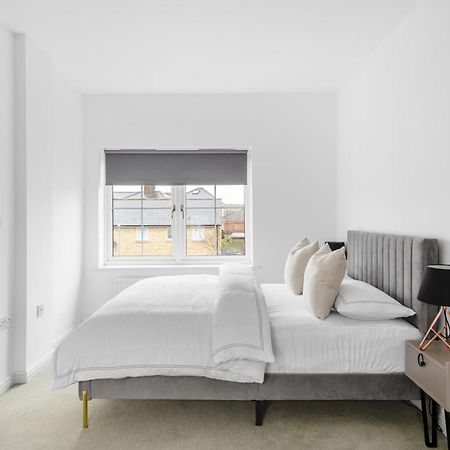 Luxurious 3 Bed House With Free Parking, Close To The Train Station & Town Braintree Bagian luar foto