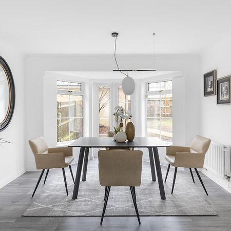 Luxurious 3 Bed House With Free Parking, Close To The Train Station & Town Braintree Bagian luar foto