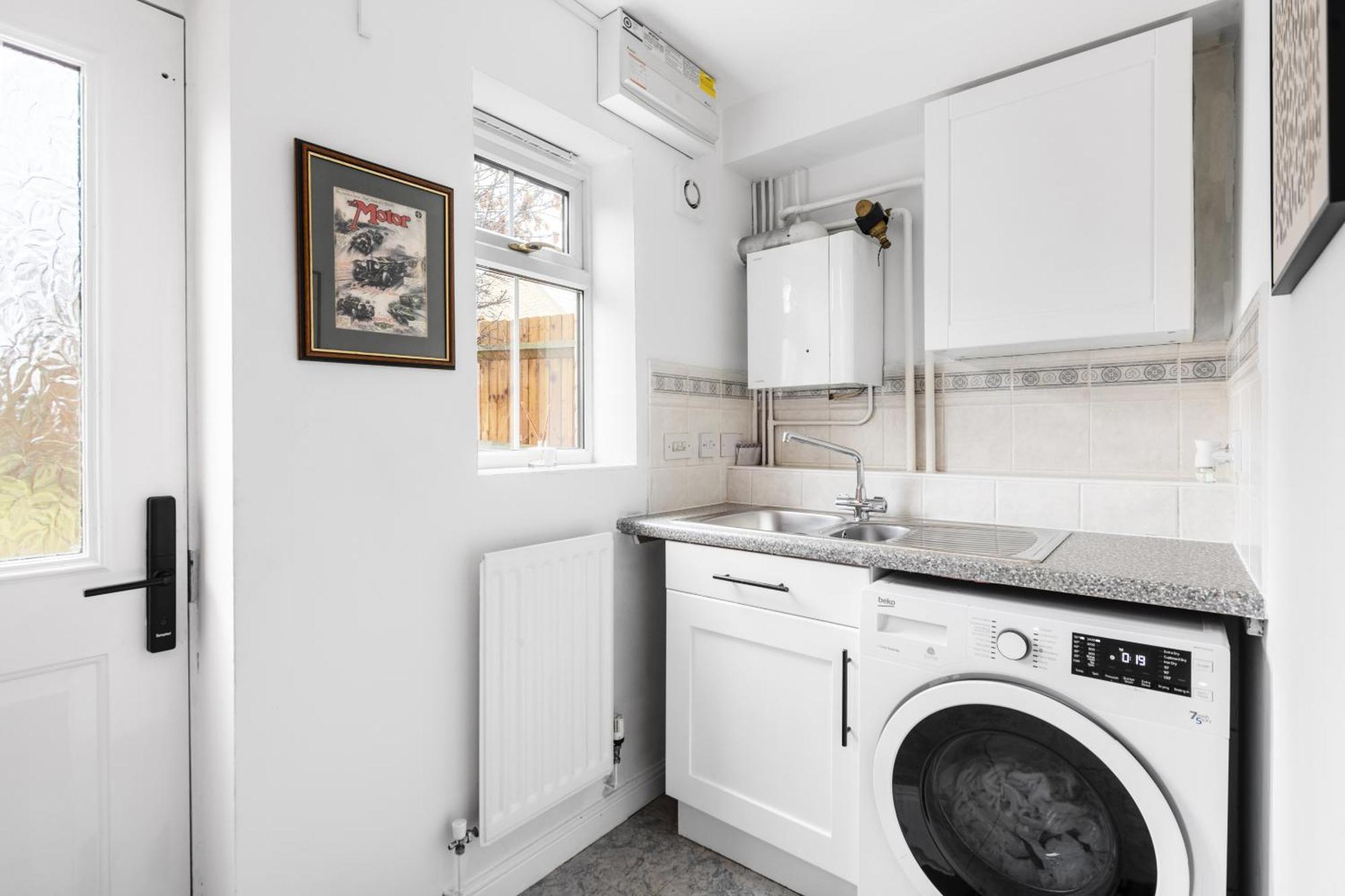 Luxurious 3 Bed House With Free Parking, Close To The Train Station & Town Braintree Bagian luar foto